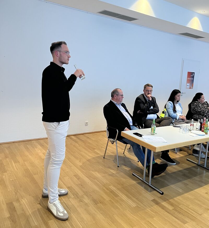 Frederik Döppeler bei einem Vortrag in Olpe