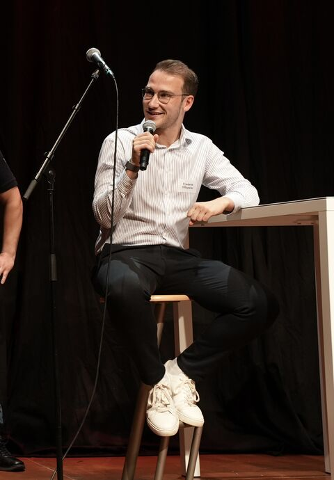 Frederik Döppeler bei einem Bühnengespräch